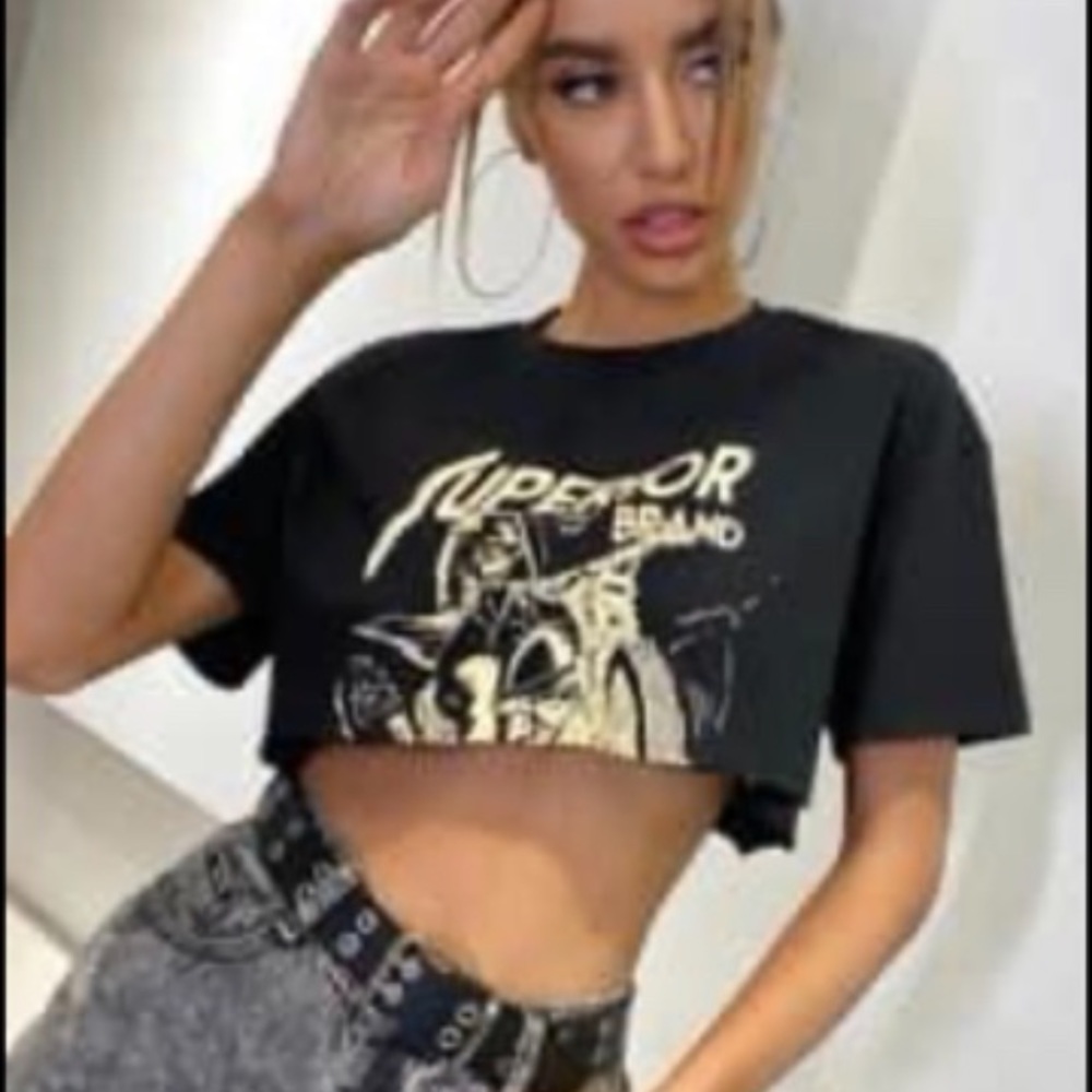 Black crop top shirt